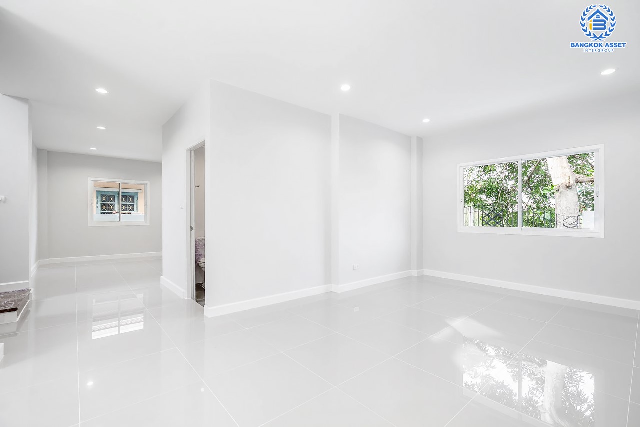 บ้านมือสองตกแต่งใหม่ ม.รติรมย์ 2 ราชพฤกษ์-กาญจนาภิเษก ซ.สวนผัก32 บ้านดีไซน์สวยพร้อมอยู่ เนื้อที่ 59.4 ตร.ว. ฟังก์ชัน 3 ห้องนอน 2 ห้องน้ำ 2 ที่จอดรถ บนทำเลศักยภาพ เชื่อมต่อหลายเส้นทางหลัก ใกล้ทางด่วน "ศรีรัช" และแหล่ง Community Mall ชั้นนำมากมาย